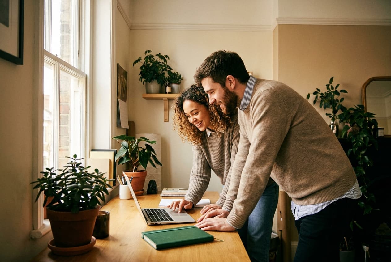 Deux fondateurs qui travaillent ensemble devant un ordinateur
